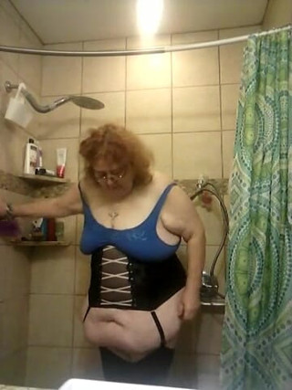 BBW nurse Vicki adventures with friends: Rozbiórki SSBBW w łazience