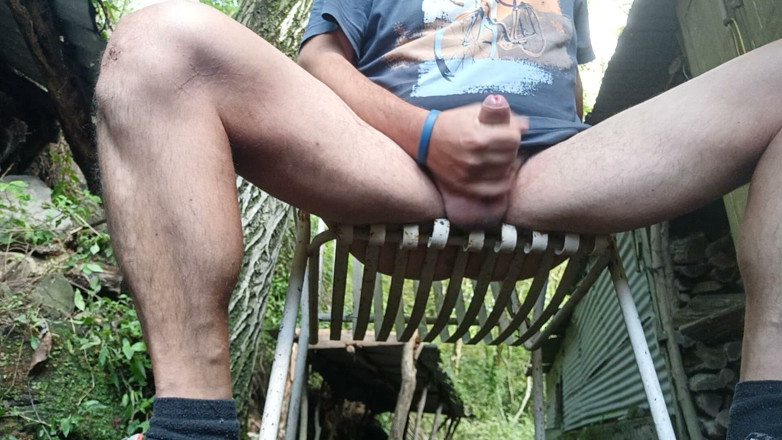 Kinky Guy: Outdoor Pee, Someone Can Enjoy It
