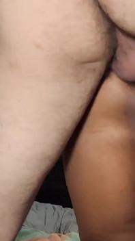 큰 엉덩이의 창녀가 후장을 벌리는 것을 보는 것은 얼마나 기쁜지