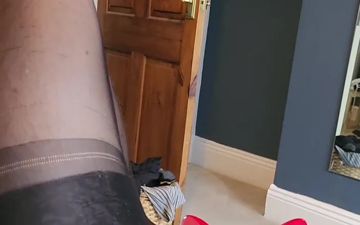 JessicaXD: Getting very naughty in fully fashioned stockings, red high heels...