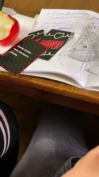 SCHOOLMEISJE trekt hem af in de WISKUNDE-les onder de tafel. Op de universiteit