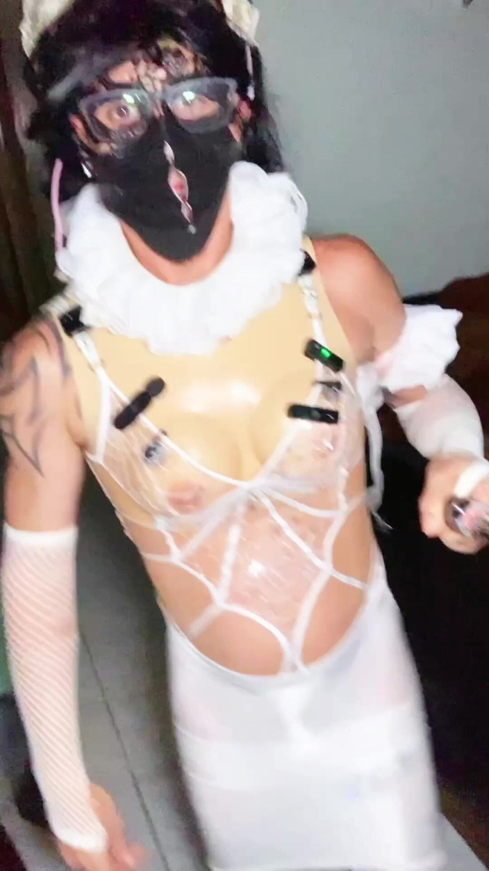 Benito414: Schattige lingerie shemale toont haar slipje