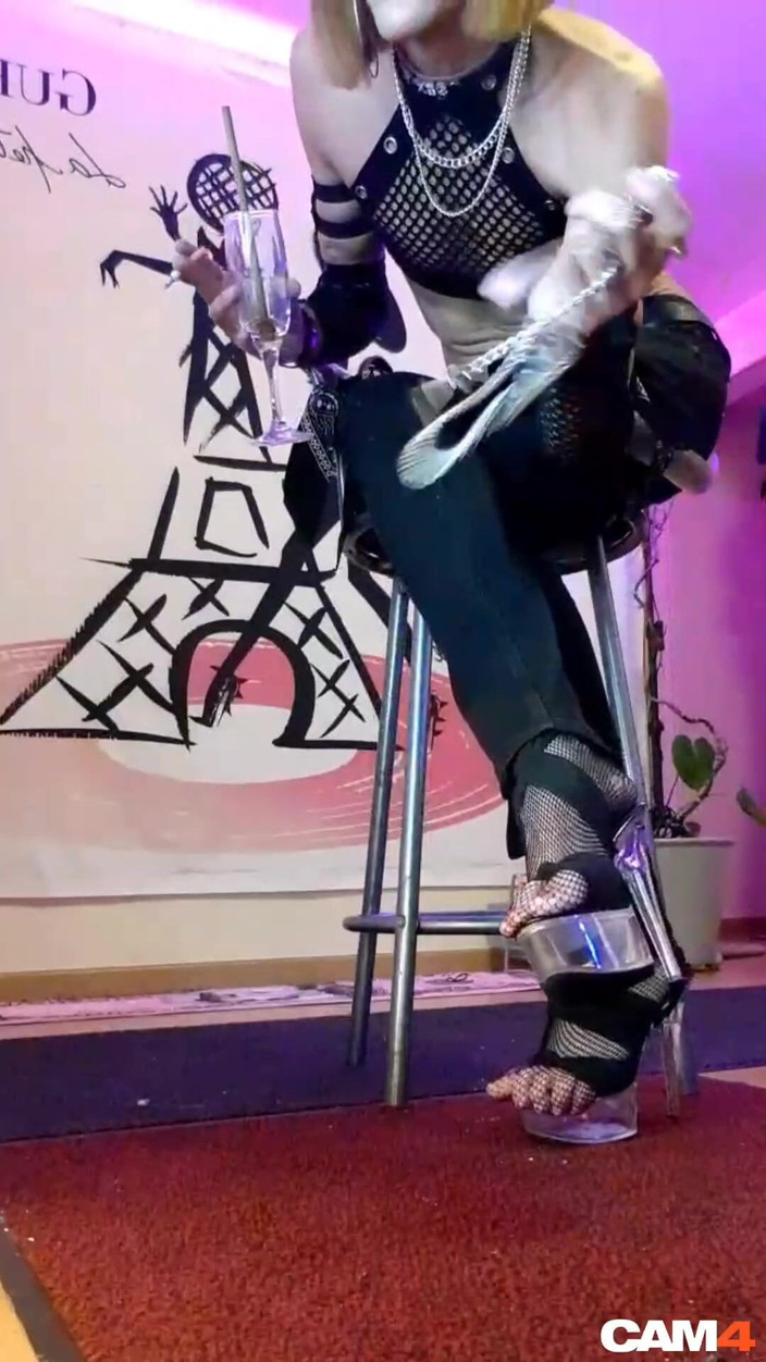 VaneSsa BiTCHx: 一个法国人妖炸弹做一个现场脱衣舞