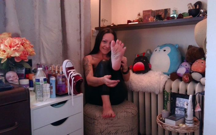 Raven Willow: Jag älskar att slicka mina egna fötter