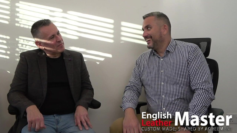 EnglishLeathermaster: Pán a chlapec ponižují malého ptáka