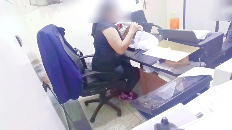 BBW LATINA: Bos mengongkek saya di pejabatnya sehingga kaki saya mula bergoyang
