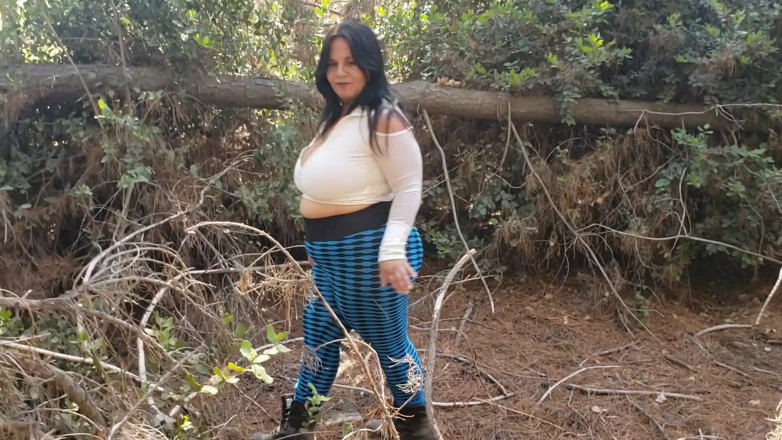 Riderqueen: Madrastra blanca caminando por el bosque gran culo