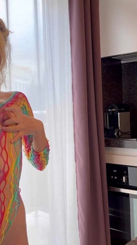Menina asiática mostra que buceta apertada ela tem