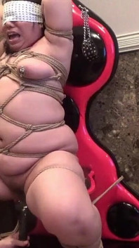 Es responsabilidad de una mujer masoquista en una silla de restricción