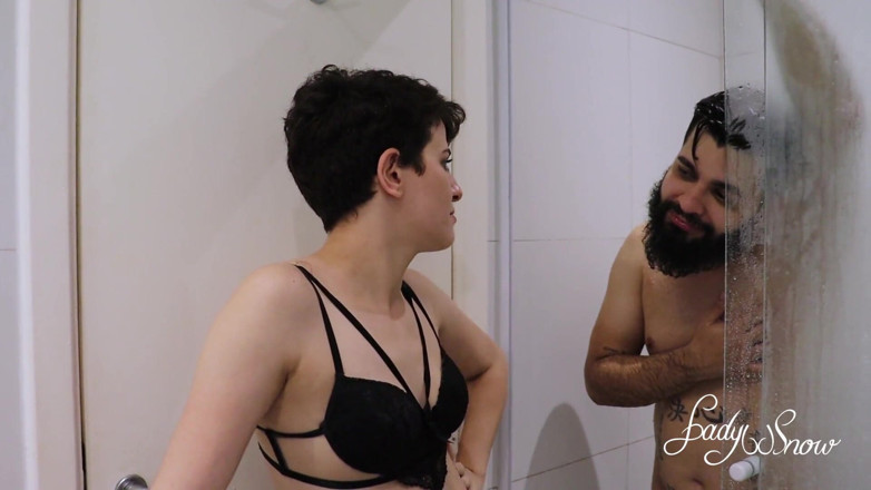 Lady Snow Brasil: Follando el culo de dos jóvenes en un trío