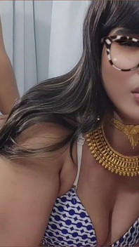 真正的印度情侣的甜美浪漫卧室时刻
