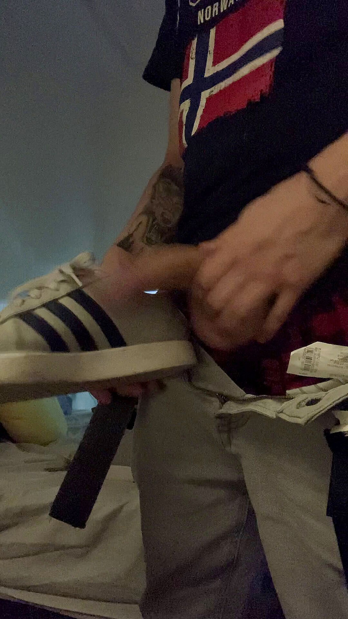 Babywhite99: Tenisky fetiš chlap