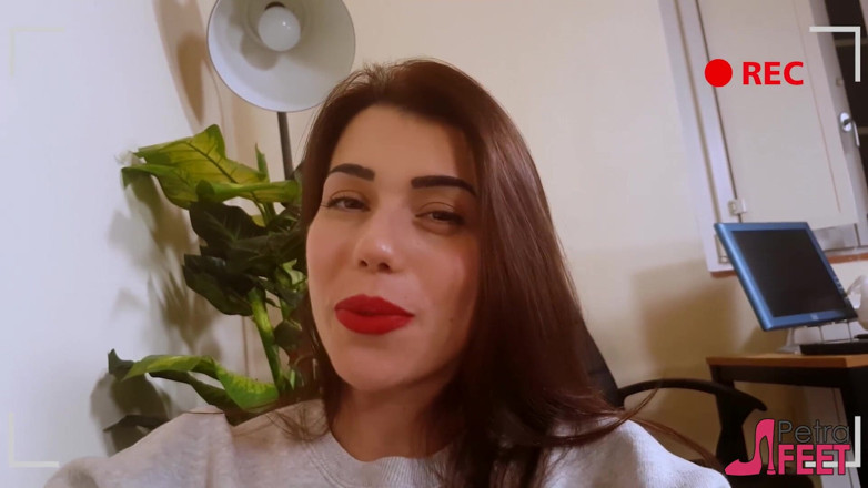 Foot Fetish HD: Розбещена Петра ставить ноги йому на обличчя