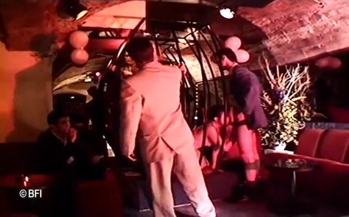 Battle of the asses and pussies: French sexclub swingers.