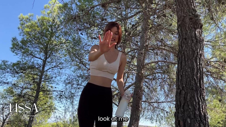 Lissa Brown: Küçük bir adam açık havada ağzıma boşalıyor - izliyor- tayt-bakış açısı