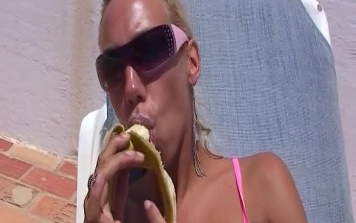 German Amateur Videos: स्विमिंग पूल में छेड़ने वाली जर्मनी की परफेक्ट बेब