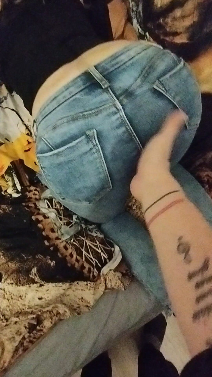 MagicStas: Cul en jean, une fille taquine et se caresse la...