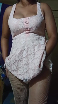 Ragazza nepalese che gioca con la figa e si spoglia