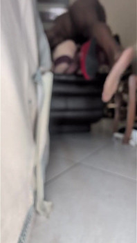 Saya meniduri pantat sissy kecilnya buat kali pertama dengan zakar hitam besar