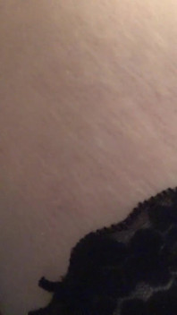 Zdejmij mi majtki i pieprz mnie na pieska. Dojrzała BBW z grubym tyłkiem fantazjuje i się masturbuje.