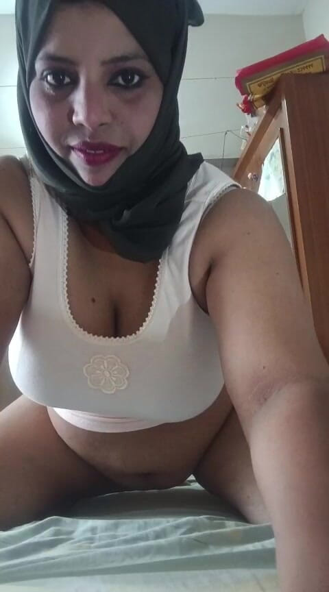 F couppilsmallu: Couppilsmallu Enjoing in Bed Room