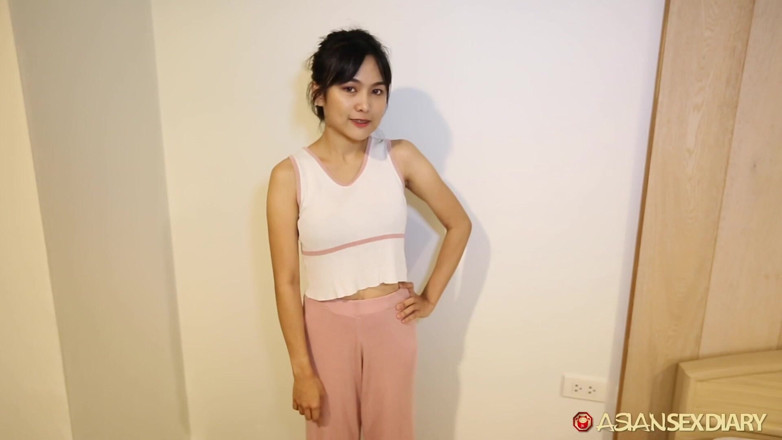 Sex Diary: Asian sexy chica asiática abre las piernas para sexo duro