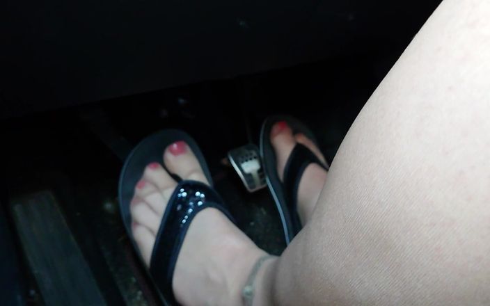 Carmen_Nylonjunge: Chân nylon và flip flops trong xe hơi