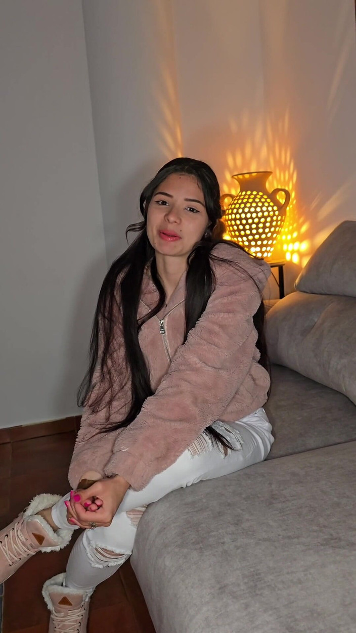 Labestiaylabella: Vím, že nadržená holka na Tinderu ji šukám na prvním amatérovi!!!