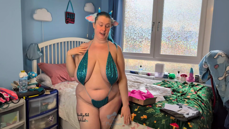 Alice_Mayflower_Scottish: Genie Pole носить слінгкіні та candyzombies, розпаковує коров'ячі вуха і приміряє - соло дівчина