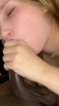 Oturma odasından ihtiyaç odasına xxx domaltarak emiyor ve ters kovboy kız pozisyonunda biniyor