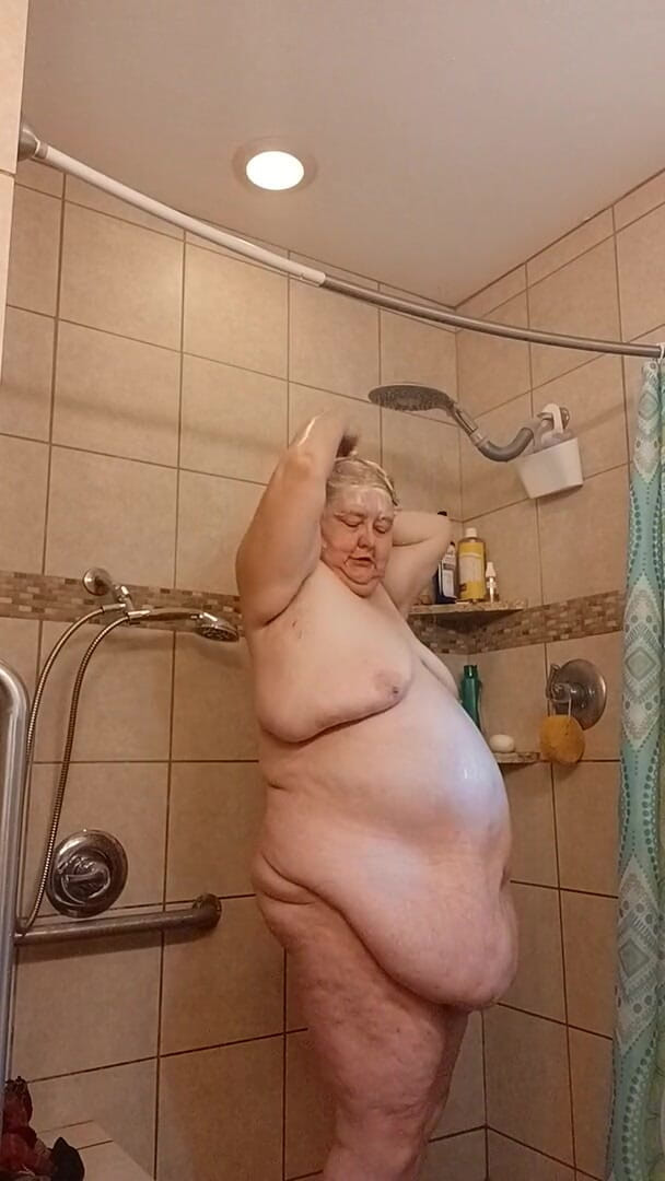 BBW nurse Vicki adventures with friends: Semua jururawat berpeluh Vicki memerlukan mandi