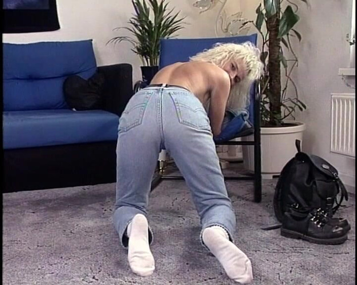 YOUR FIRST PORN: Suri rumah yang menarik di ruang tamu softclip