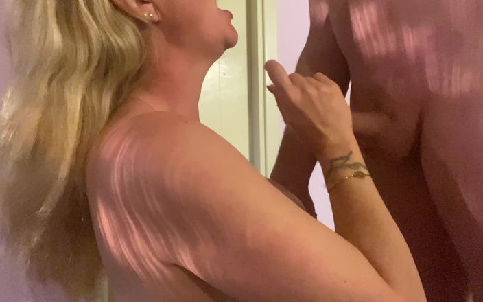 SluttyShanna: Sluttyshanna ile ıslak sakso ve yüze boşalma