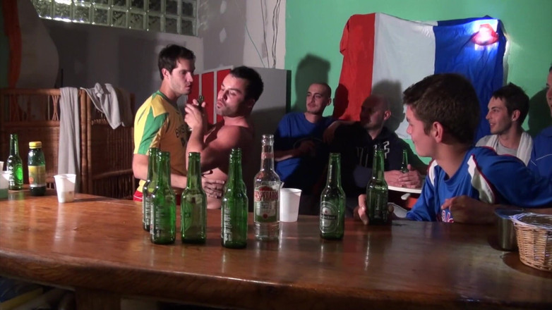 FETISH BDSM STUDIO: Deux footballeurs humiliés aux pieds dans un bar