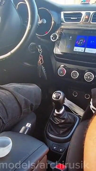 Un tip de pe autostradă a intrat în mașina mea, și ne-am masturbat reciproc și am ejaculat într-un pahar