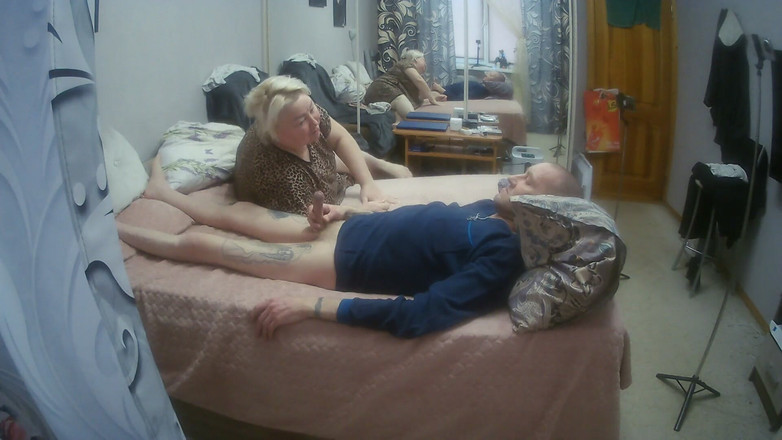 Zona901: 내 새엄마는 내 손 일을 방해하고, 나에게 깊은 오럴을주고 내 정액을 삼켜