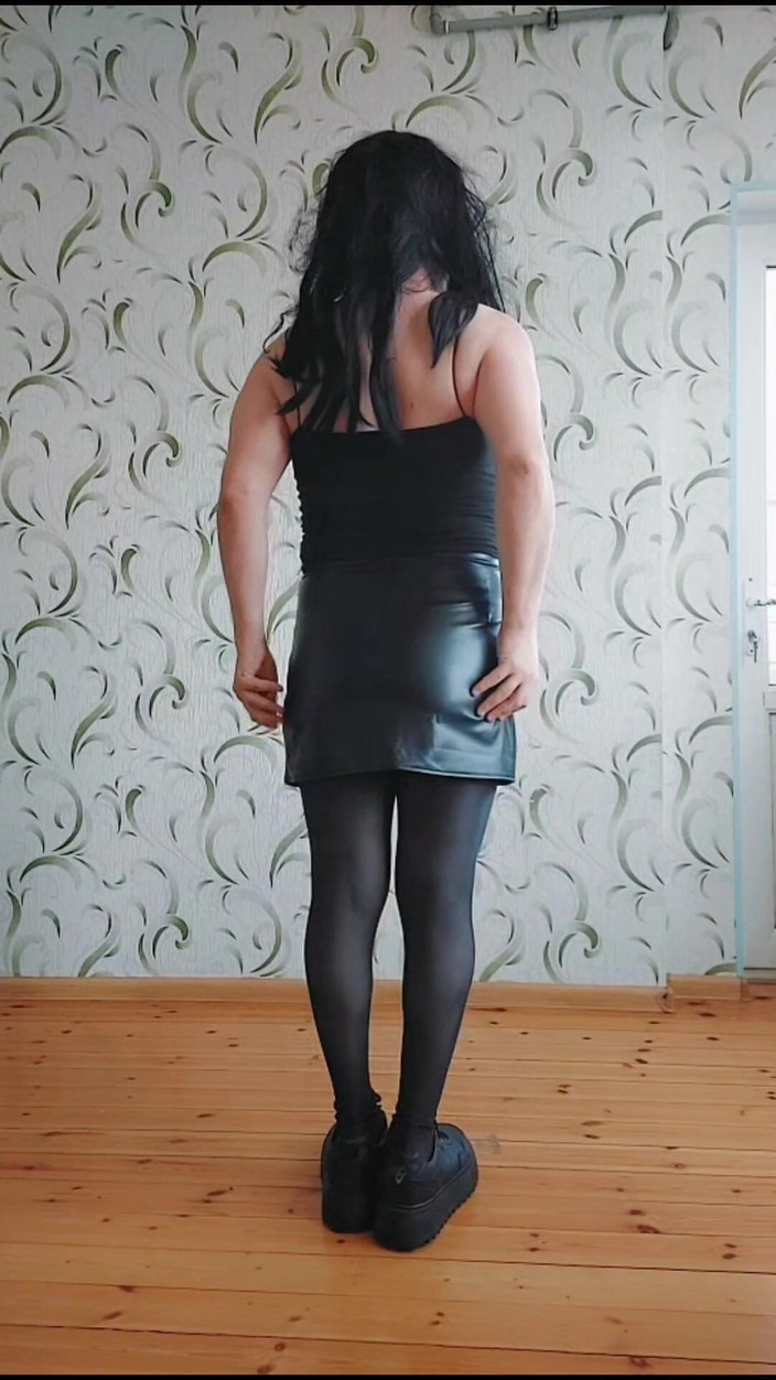 Kitty_Cross: Gothic Princess Femboy cantik dalam skirt kulit dan badan yang...