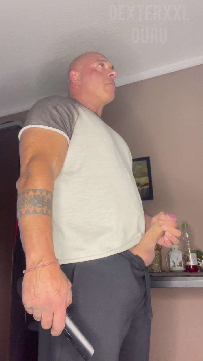 Mr. Guru: Sr. Guru em pé punheta antes de eu sair