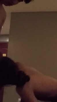 Saya benarkan teman lelaki panas dan seksi mengongkek saya sehingga dia pancut ke dalam pantat saya