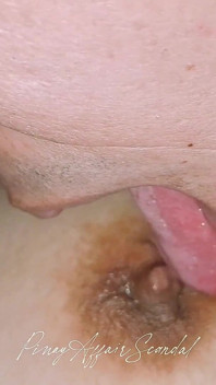 Lidah abang tiri yang haus seks ini melahap memek becek adik tirinya sendiri
