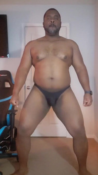 끈 팬티를 입은 큰 흑인 비피 곰