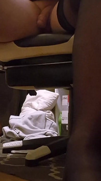 Il ragazzo si veste in calze di nylon. Sorellina