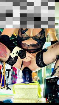 흑인 란제리를 입은 귀여운 펨보이 후장 괴물 딜도