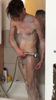 Hubený chlapec si to dělá ve sprše