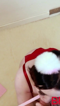 Покорная Lana сосет член и поедает сперму из миски