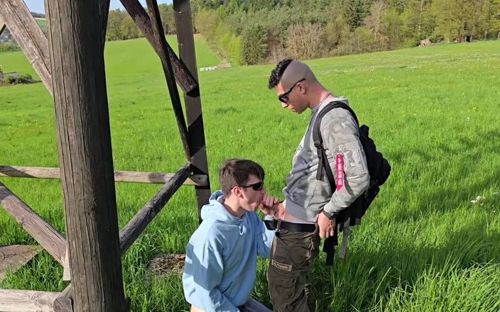 boyzxy212: Gay chlapci šukají bez sedla u lovecké stánky