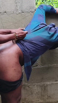 Persiguiendo a esa gran perra gordita africana mientras está de pie