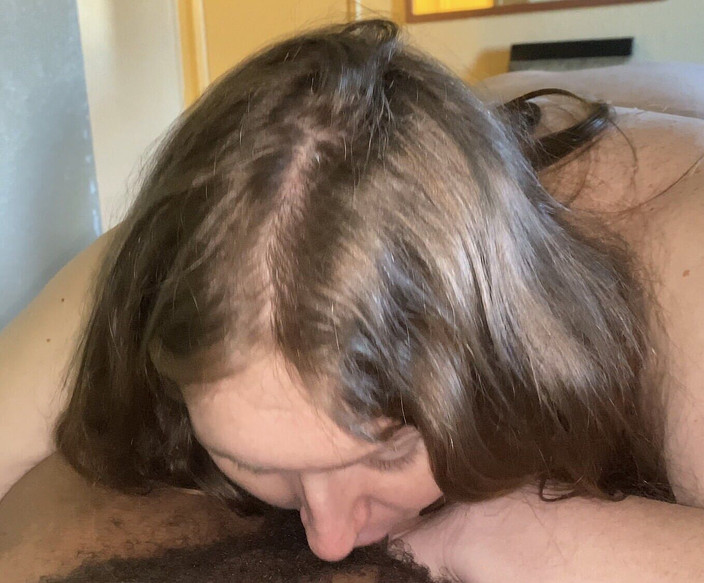 Kat G: O transsexuală albă mare își satisface oral agățarea de pulă mare și...