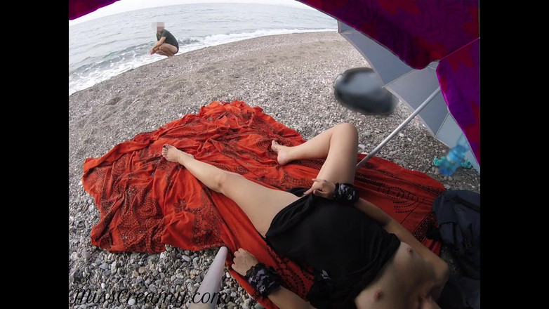 Miss Creamy: Миготить мою пизду перед хлопцем на пляжі, і вона допомагає мені кінчити ризикований спалах misscreamy