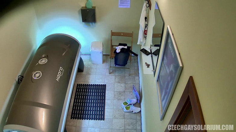 Czech Gay Solarium: České gay solárium 15 buff plešatého hřebce přichycené plně odhalené